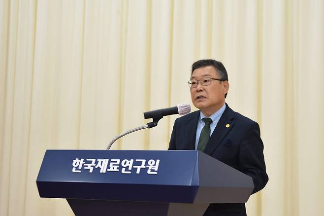 이정환 재료연 원장이 창립 14주년 기념 인삿말을 하고 있다.