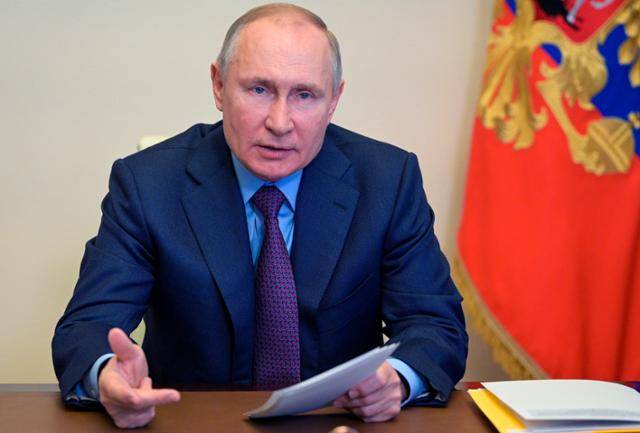 블라디미르 푸틴 러시아 대통령이 15일 화상회의에 참석해 발언하고 있다. 모스크바=AP 연합뉴스