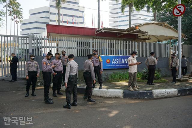 23일 인도네시아 수도 자카르타 도심에 위치한 아세안 사무국 입구에 배치된 경찰들이 무언가 논의하고 있다. 자카르타=고찬유 특파원