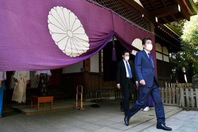 아베 신조(앞) 전 총리가 지난 21일 도쿄 야스쿠니신사에 직접 참배한 뒤 걸어나오고 있다. 도쿄=교도 AP 연합뉴스