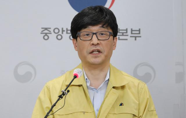 배경택 코로나19 예방접종대응추진단 상활총괄반장이 22일 충북 청주시 질병관리청 브리핑실에서 코로나19 발생현황 및 예방접종 추진 경과 등을 설명하고 있다. 뉴스1