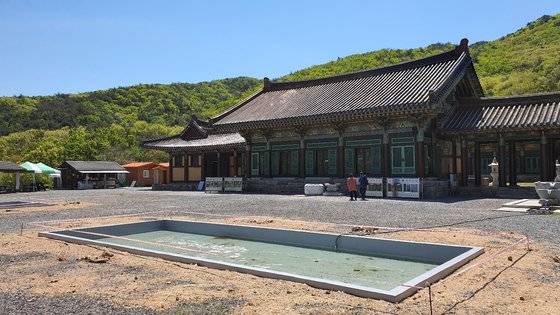 통도사 서운암 장경각 앞에는 풀장이 둘 있다. 사실은 반구대 암각화와 천정리 각석 작품을 전시할 수중 액자다. 물을 가득 채운 뒤 두 작품을 눕혀서 전시한다. 24일부터 일반에 공개된다.