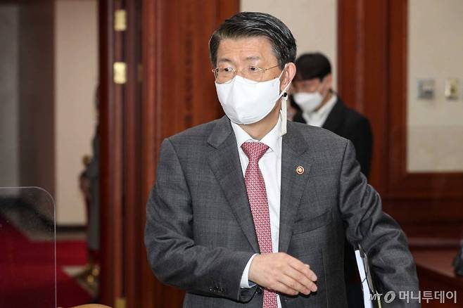 은성수 금융위원장이 15일 종로구 정부서울청사에서 열린 대외경제장관회의에 참석하고 있다. /사진=홍봉진 기자 honggga@