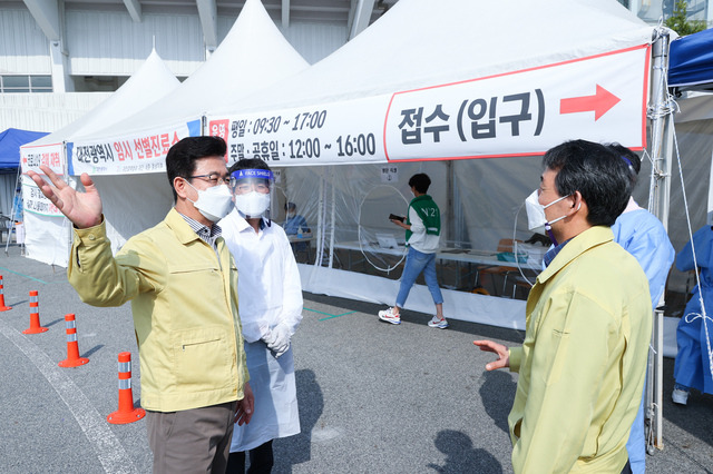 [대전=뉴시스]허태정(왼쪽) 대전시장이 중구 부사동 한밭운동장 임시선별진료소를 찾아 운영상황을 점검하고 있다. (사진= 뉴시스DB) *재판매 및 DB 금지