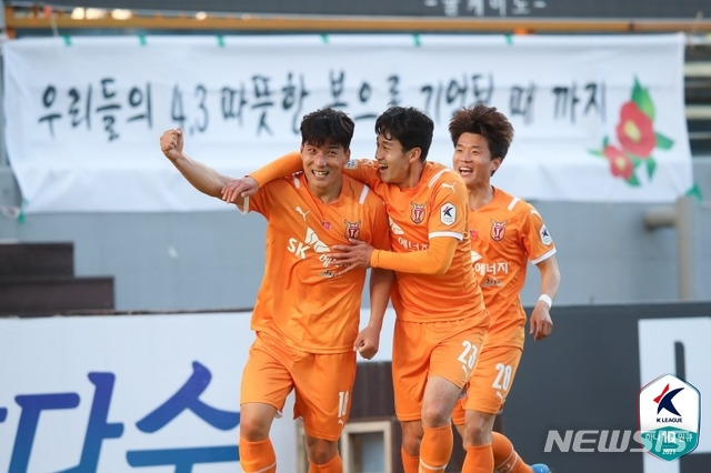 [서울=뉴시스] 제주 유나이티드 주민규가 멀티골로 2-1 역전승을 견인했다. (사진=프로축구연맹 제공)