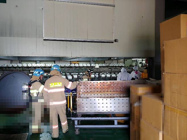 부산 강서구 한 섬유 공장에서 기계가 폭발해 1명이 숨지고 3명이 다쳤다. 부산경찰청 제공