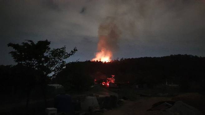  23일 오후 7시 28분쯤 순천시 해룡면 농주리 인근 야산에서 산불이 발생했다. 산림청 중앙산불방지대책본부 제공