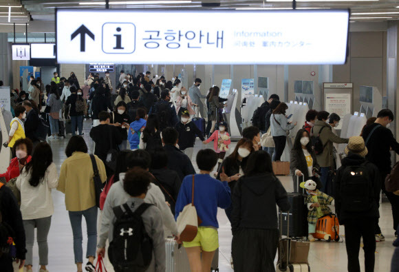 코로나19) 4차 대유행이 임박한 가운데 23일 오전 서울 강서구 김포공항 국내선이 여행을 떠나는 시민들로 북적이고 있다. 뉴스1