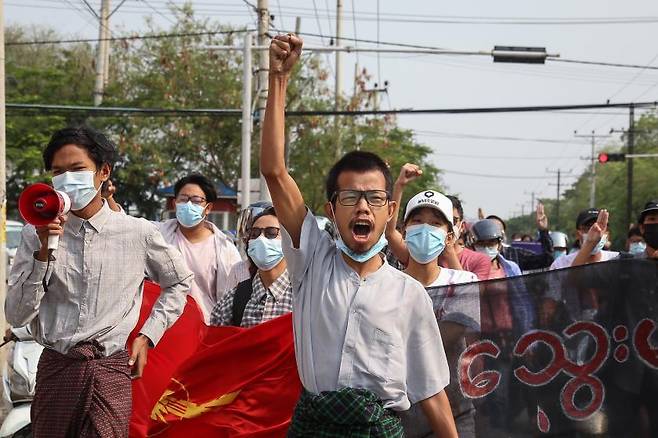 미얀마 현지시간으로 14일, 만달레이에서 군부 쿠데타에 반대하는 시위를 벌이고 있는 시민들의 모습. EPA 연합뉴스
