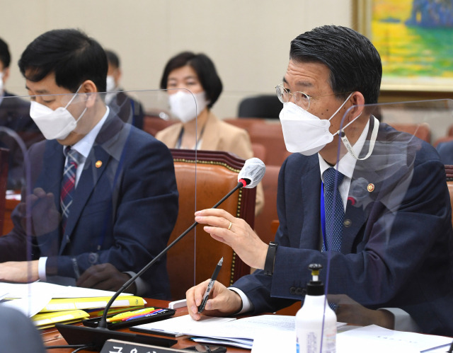 은성수 금융위원장이 22일 오전 서울 여의도 국회에서 열린 정무위원회 전체회의에서 의원 질의에 답하고 있다. /연합뉴스