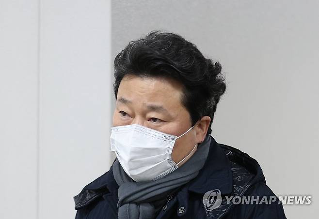 법정 향하는 이상호 가수 고 김광석 부인 서해순 씨의 명예를 훼손한 혐의로 기소된 고발뉴스 기자 이상호 씨가 지난 3월 10일 오전 서울 서초구 서울고법에서 열린 항소심 첫 공판에 출석하기 위해 법정으로 향하고 있다. [연합뉴스 자료사진]