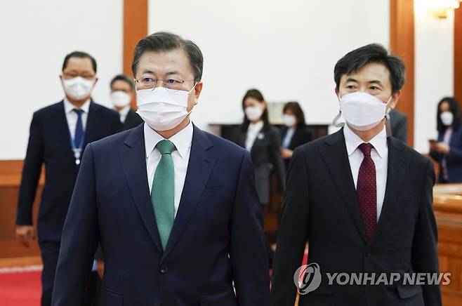 문 대통령과 세월호 진상규명 특검 (서울=연합뉴스) 이진욱 기자 = 문재인 대통령이 23일 오후 청와대에서 이현주 변호사에게 세월호참사 진상규명 특별검사 임명장을 수여한 뒤 환담장으로 이동하고 있다. cityboy@yna.co.kr