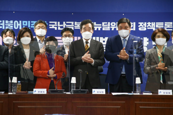 더불어민주당 이낙연 대표와 서정진 셀트리온 회장 등이 17일 국회에서 열린‘코로나19 항체치료제 개발 동향 및 임상결과 토론회’에 앞서 기념촬영하고 있다./연합뉴스