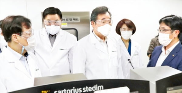 이낙연 더불어민주당 대표(왼쪽 세 번째)가 18일 인천 셀트리온 2공장에서 회사 관계자로부터 신종 코로나바이러스 감염증(코로나19) 치료제 개발 현황에 대해 설명을 듣고 있다. 연합뉴스