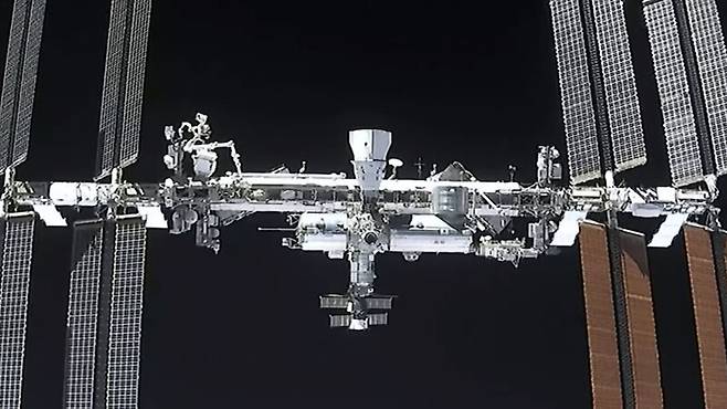 인데버호에서 찍은 국제우주정거장. 지난해 11월 우주비행사를 태우고 온 스페이스엑스의 리질리언스호(가운데 상단)가 보인다. 스페이스엑스 제공