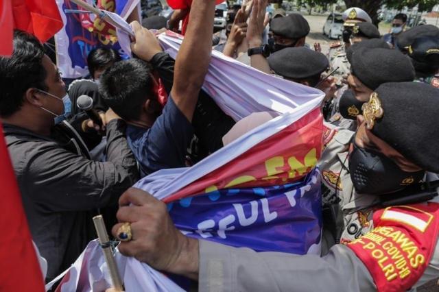 24일 민 아웅 흘라잉 미얀마 최고사령관의 아세안 특별 정상회의 참석을 항의하는 인도네시아 시위대. SNS 캡처