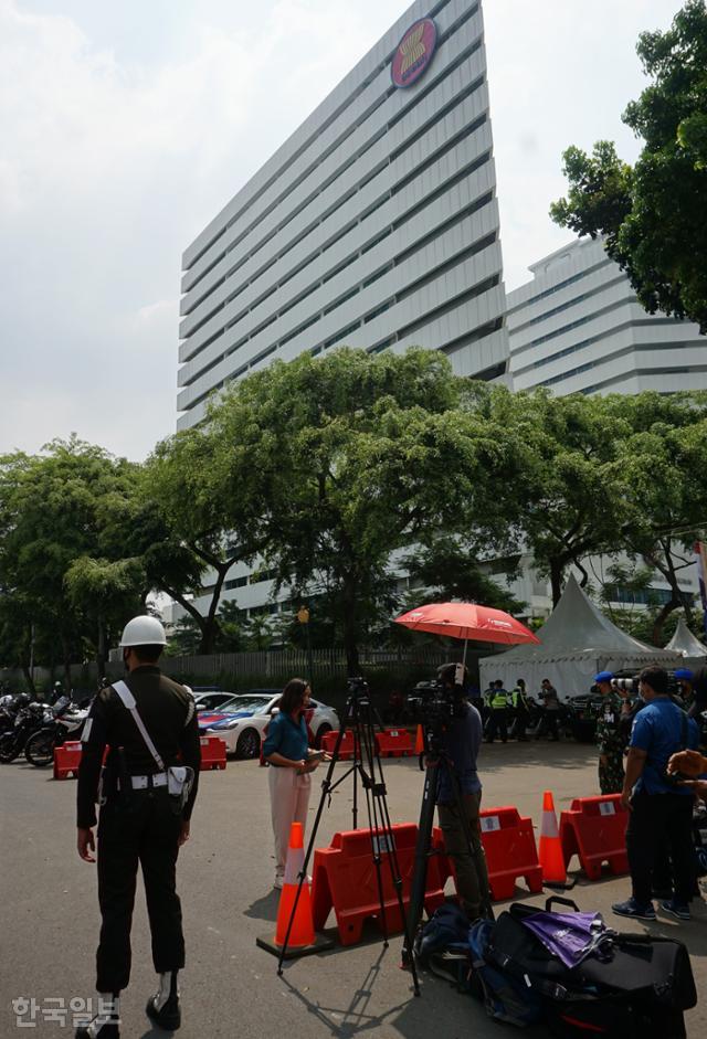 24일 인도네시아 자카르타 도심의 아세안 사무국 앞에서 한 기자가 중계하고 있다. 자카르타=고찬유 특파원