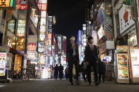 9일 마스크를 쓴 시민들이 도쿄 신주쿠 번화가를 지나고 있다. [AP=연합뉴스]
