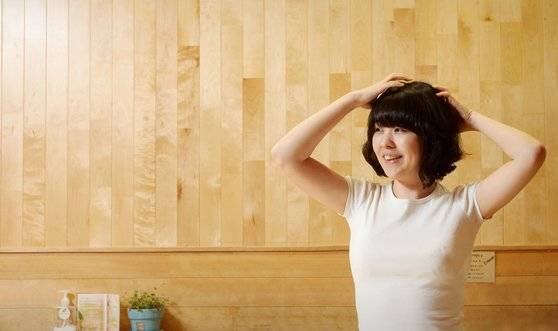 탈모로 고민하는 사람이 증가하면서 탈모 예방 제품이 온라인 상에서 증가하고 있다. 사진은 탈모 방지를 위해 스스로 두피 순환 마사지를 하고 있는 사람. [중앙포토]