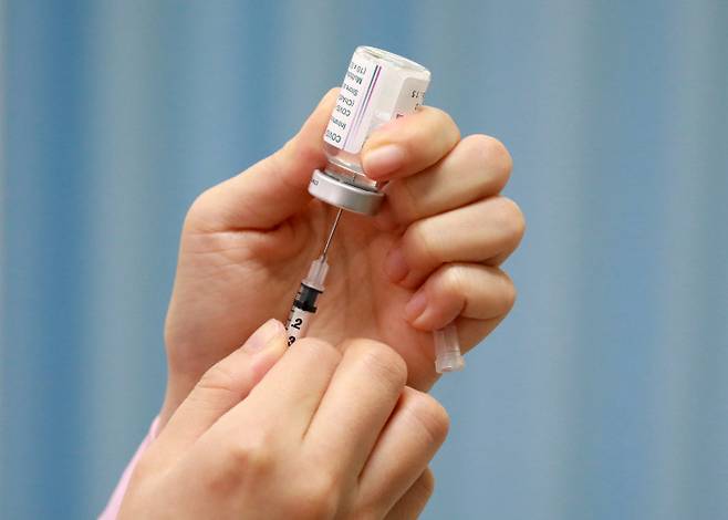 지난 2일 오전 서울 마포구 보건소에서 한 의료진이 코로나19 백신을 주사기에 담고 있다.|연합뉴스