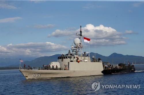침몰한 낭갈라함 수색하는 인도네시아 군함. 로이터통신=연합뉴스