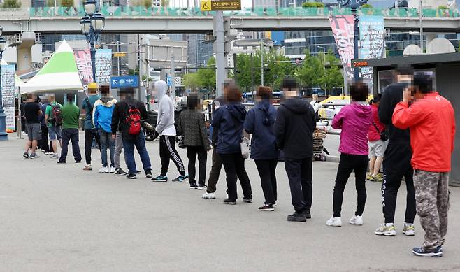 24일 서울역 광장에 마련된 신종 코로나바이러스 감염증(코로나19) 임시 선별검사소에서 시민들이 줄을 서고 있다.[사진 출처 = 연합 뉴스]