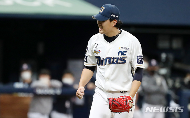 [서울=뉴시스] 이영환 기자 = 24일 오후 서울 구로구 고척스카이돔에서 열린 KBO 한국시리즈 6차전 NC 다이노스와 두산 베어스의 경기, 8회초 NC 송명기가 수비를 마치고 주먹을 불끈 쥐고 있다. 2020.11.24. 20hwan@newsis.com