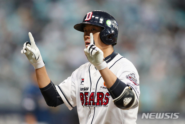 [서울=뉴시스]배훈식 기자 = 21일 오후 서울 구로구 고척스카이돔에서 열린 2020 KBO 한국시리즈 4차전 두산 베어스와 NC 다이노스의 경기, 7회말 1사 주자없는 상황에서 두산 김재호가 이날 경기 3번째 안타를 쳐내고 세레모니를 하고 있다. 2020.11.21. dahora83@newsis.com