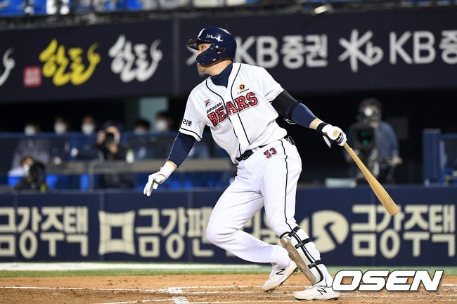 [OSEN=이대선 기자] 23일 서울 잠실야구장에서 열린 ‘2021 신한은행 SOL KBO 리그’ 두산 베어스와 NC 다이노스 경기, 3회말 2사 1루 두산 양석환이 중전 안타를 치고 있다./sunday@osen.co.kr