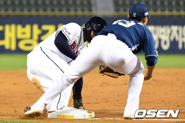 [OSEN=이대선 기자] 23일 서울 잠실야구장에서 열린 ‘2021 신한은행 SOL KBO 리그’ 두산 베어스와 NC 다이노스 경기, 3회말 2사 1루 두산 양석환의 중전 안타 때 1루주자 김재환이 2루를 지나 3루로 쇄도해 세이프되고 있다./sunday@osen.co.kr