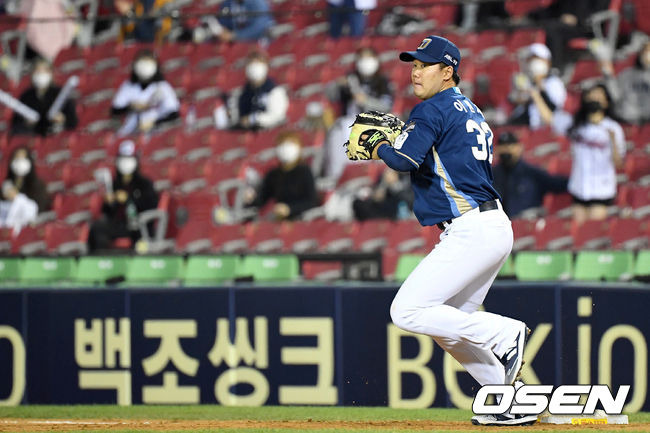 [OSEN=이대선 기자] 23일 서울 잠실야구장에서 열린 ‘2021 신한은행 SOL KBO 리그’ 두산 베어스와 NC 다이노스 경기, 8회말 무사 1루에서 두산 김재호를 아웃처리한 NC 이원재가 3루로 송구하고 있다. /sunday@osen.co.kr