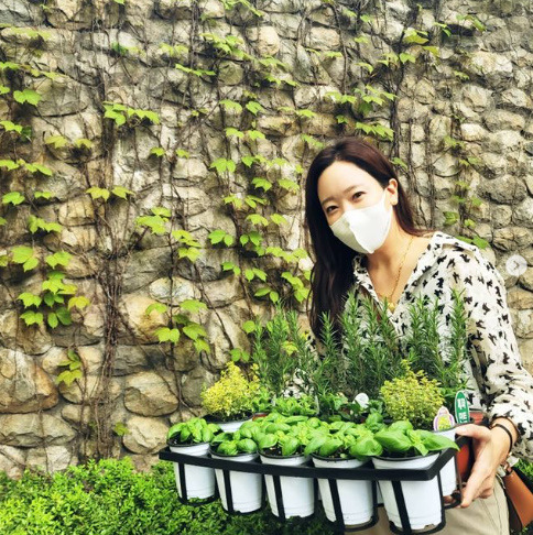 Actor So Yo-jin prepared Spring with an attractive figure.Sooo-jin told 24 Days own SNS: In the morning,I bought some herbs with the trees on the veranda, he said. Thank you for the basil leaves that sacrificed capresses at lunch before I moved them. Thank you for doing well this year. So Yo-jin poses with herb pots: So Yo-jins innocent skin tone and cute outfits catch the eye.Beautiful looks stand out, which cannot measure the age of So Yo-jin.Baek Jong-won and So Yo-jin married in 2013 and are raising one male and two female.Copyright c Koreas Best Sports Entertainment Professional Media (www. osen.co. kr)