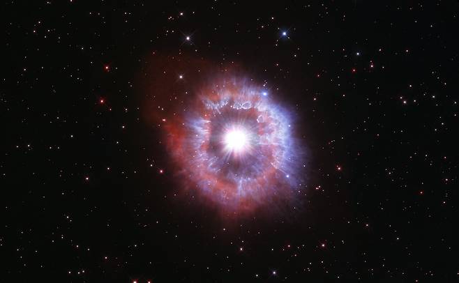 허블 우주망원경이 잡은 거성 용골자리 AG 별의 놀라운 이미지. 5광년 크기의 거대한 별먼지 껍질로 싸여 있다: NASA, ESA and STScI)