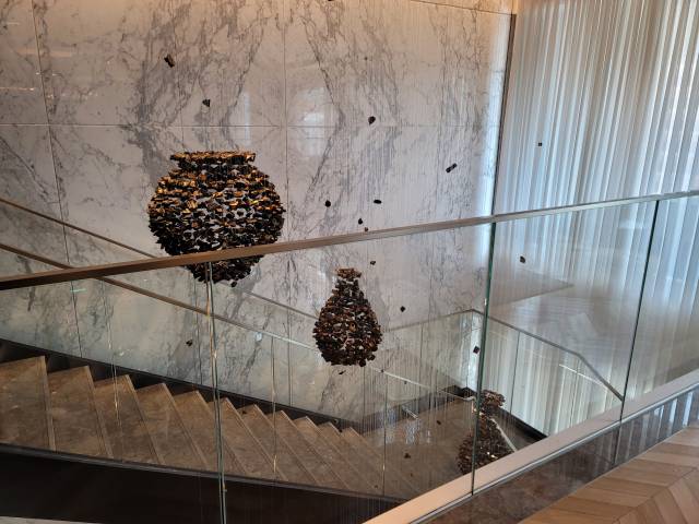 금(金) 바른 숯을 투명한 나일론 끈에 매달아 전통 도자기 형상을 만든 박선기의 설치작품.