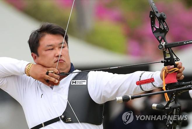 활시위 당기는 오진혁 (원주=연합뉴스) 양지웅 기자 = 23일 오후 강원 원주시 문막읍 동화리 원주양궁장에서 열린 양궁 국가대표 최종 2차 평가전 남자부 경기에서 오진혁(현대제철)이 과녁을 향해 활시위를 당기고 있다. 2021.4.23 yangdoo@yna.co.kr