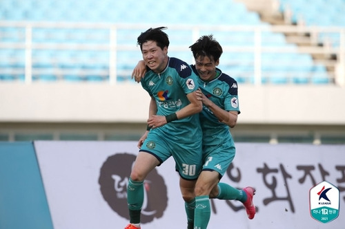 데뷔골을 터트린 안산 심재민(왼쪽)과 그의 골을 도운 아스나위. [한국프로축구연맹 제공. 재판매 및 DB 금지]