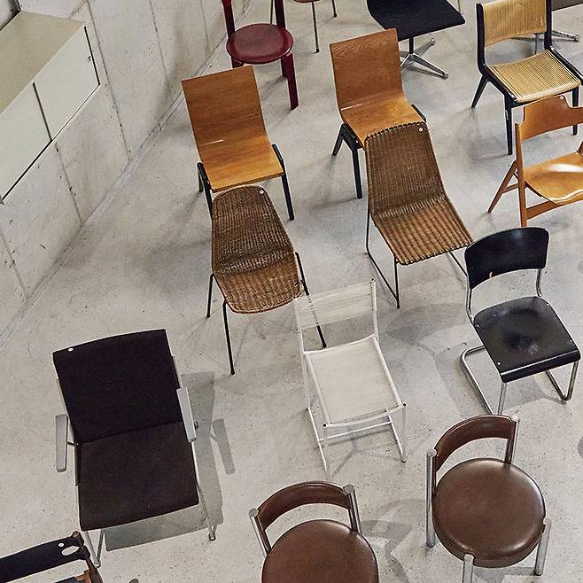 다양한 시대의 빈티지 의자가 진열된 mk2 전경.