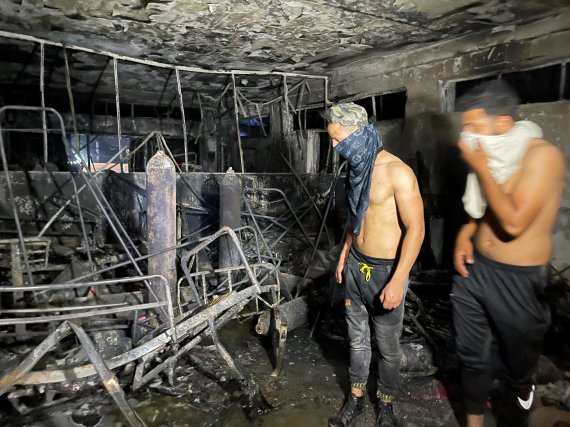코로나19 환자들이 치료를 받던 이라크 바그다드의 한 병원에서 화재가 발생해 최소 82명이 숨지고 110명이 다쳤다. 로이터뉴스1
