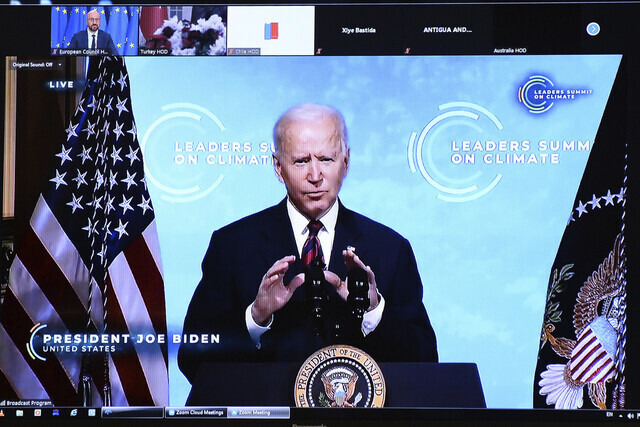 조 바이든 미국 대통령 취임 뒤 처음으로 22일(미국시각) 열린 화상 기후정상회의에서 바이든 대통령이 연설하는 모습이 벨기에 브뤼셀에 있는 유럽연합 이사회의 화면에 나오고 있다. 브뤼셀/AP 연합뉴스
