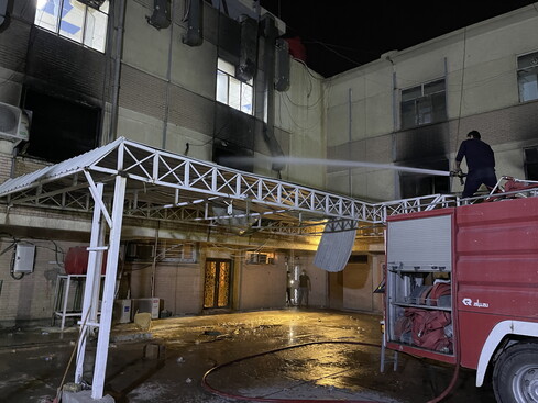 이라크 소방관이 바그다드의 이븐 알-카티브 병원에서 화재 진압을 하고 있다. 바그다드/연합뉴스