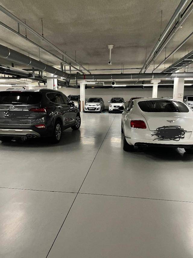 아파트 주차장 내 차량 통행로를 막고 서 있는 벤틀리 차량. 보배드림 게시판 캡처