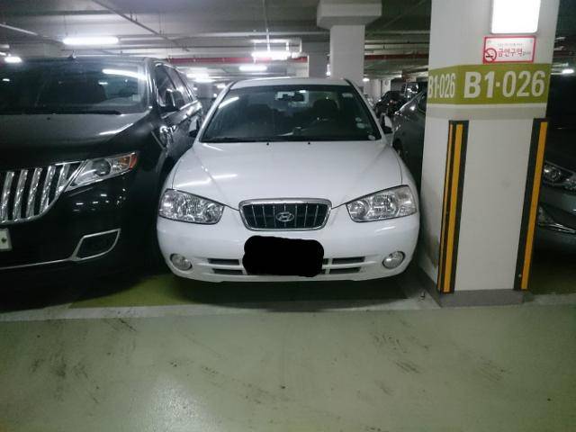 얌체 주차 차량을 '참교육' 하겠다며 바짝 붙여 세우는 경우 되레 재물손괴죄로 피소될 수 있다. 보배드림 게시판 캡처