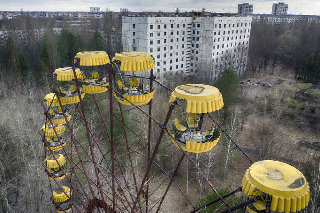 우크라이나 체르노빌 원자력 발전소 근처의 유령 마을 프리피야트의 공원에 지난 15일 회전 목마가 덩그러니 서 있다. AP 연합뉴스
