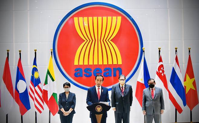 조코 위도도(왼쪽에서 두번째) 인도네시아 대통령이 24일 인도네시아 자카르타 대통령궁에서 열린 동남아국가연합(아세안) 정상회의 직후 성명을 발표하고 있다.  자카르타 | EPA연합뉴스