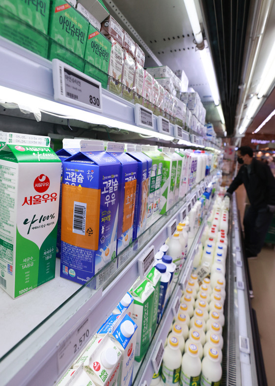 Despite a slump in milk consumption, the country’s largest milk seller, Seoul Dairy Cooperative and Maeil, posted improved earnings last year by expanding its range of milk products. [YONHAP]
