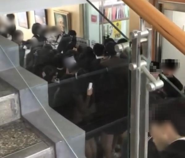 학교에 방문한 비를 보기 위해 복도에 몰려든 학생들. 연합뉴스