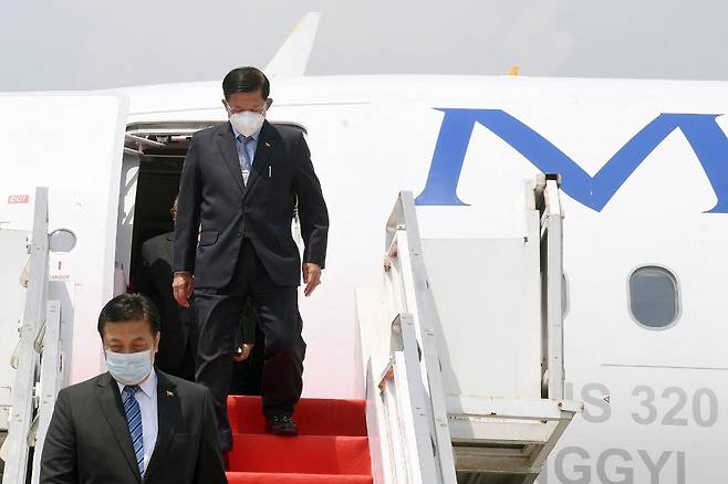 24일 민 아웅 흘라응 미얀마 최고사령관이 아세안 특별정상회의에 참석하기 위해 인도네시아 자카르타 공항에 도착한 모습./사진=AFP