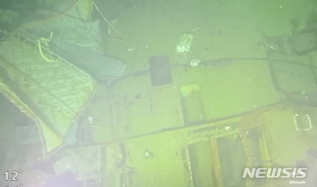 [AP/뉴시스] 25일 인도네시아 해군이 공개한 낭갈라 402 잠수함 일부의 수중사진으로 날짜 미상이다. 잠수함은 발리 앞 830m 바다바닥에서 침몰 파괴된 모습으로 로봇 카메라에 발견되었다.