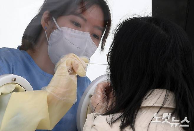 코로나19 진단검사소에서 의료진이 검사를 하고 있다. 이한형 기자