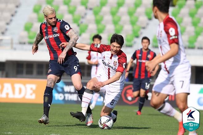 ▲ FC서울 기성용(가운데)이 수원FC 라스(왼쪽)과 볼을 놓고 경합 중이다. ⓒ한국프로축구연맹